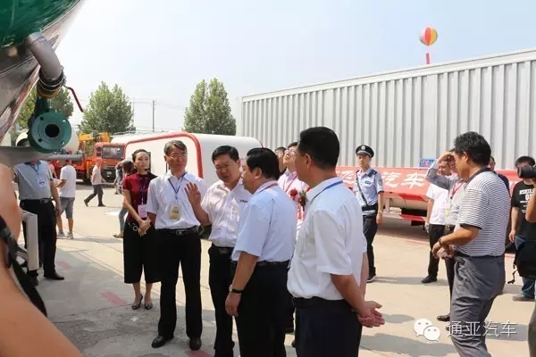 通亞汽車研發(fā)出全國最輕、中國第一臺(tái)鋁合金粉粒物料運(yùn)輸半掛車！