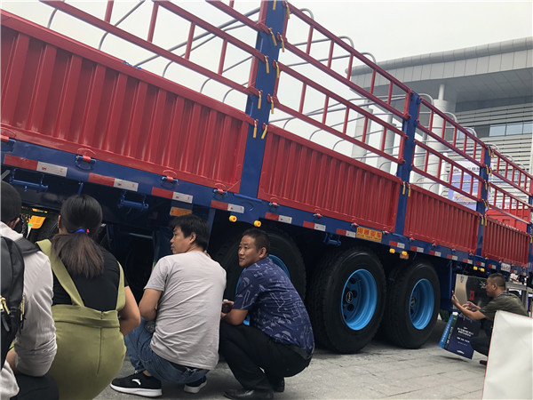 眾人圍觀，車友們遙遙千里趕來，車展會中堪稱“火爆”